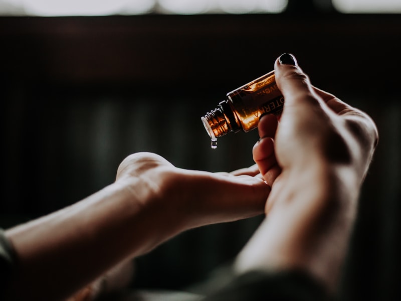 Application d'huile essentielle pendant un soin Ayurveda