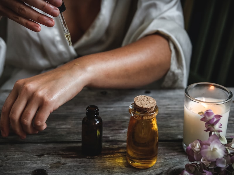 Huiles essentielles et bougie - préparation d'un soin